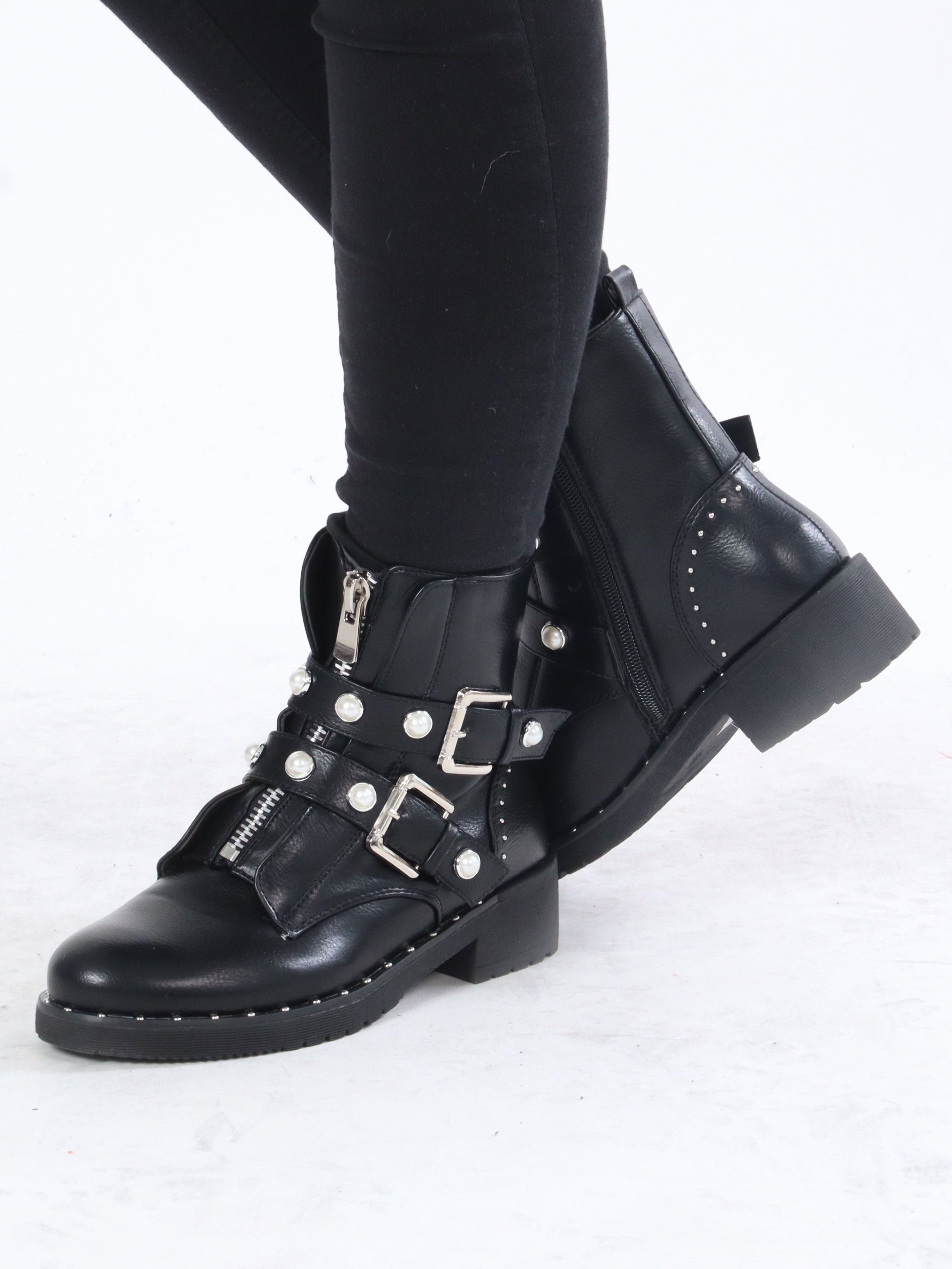 Dacy - Sorte støvler med perler og spænder